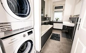 Moderne 3 Schlafzimmer Wohnung Mit Modernem Bad, Kueche, Waschmaschine Und Trockner